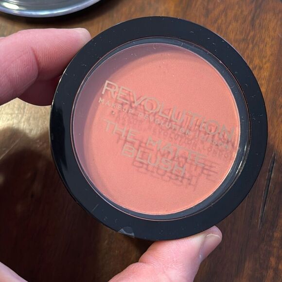 Revolution Contour Kit Light Medium + Pro Illuminate + Blush + More - Picture 8 of 9